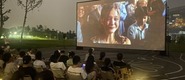 （操粉嫩逼逼转载）成都秋夜“新耍法”：到公园看坝坝电影